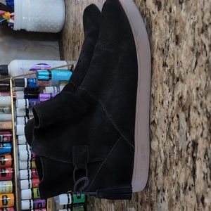 Like New Koolaburra by UGG sneaker boots Genuine suede size 9
